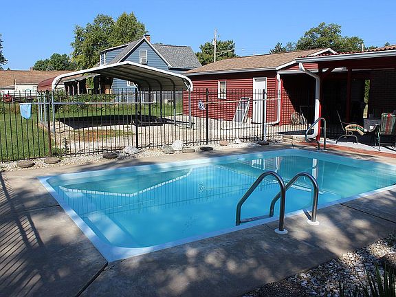 12' x 20' pool, seat at end
