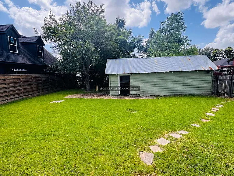 1502 Dallas St — Photo 16