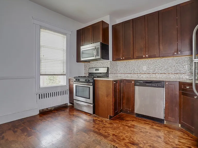 12 Romaine Ave — Photo 7