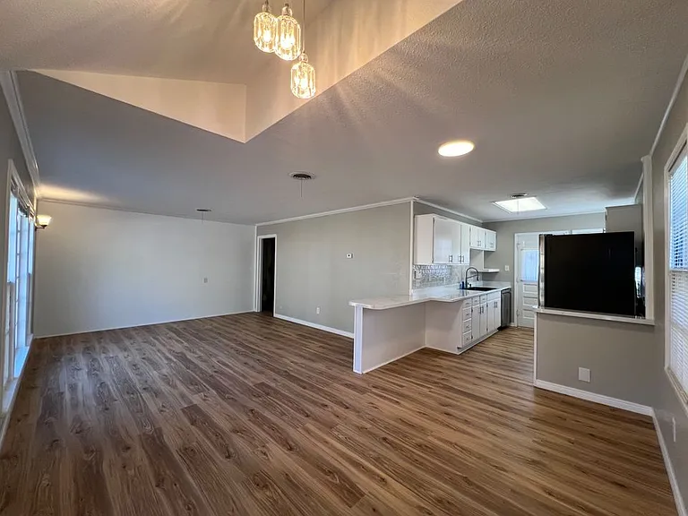 2906 S Monroe St — Photo 2