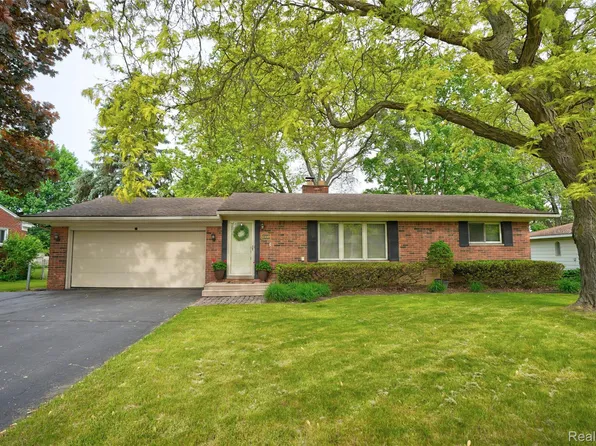 2335 Watkins Lake Rd, Waterford, MI 48328