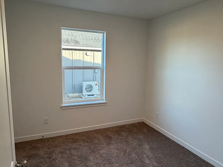 714 NE Rickenbacker Rd — Photo 7