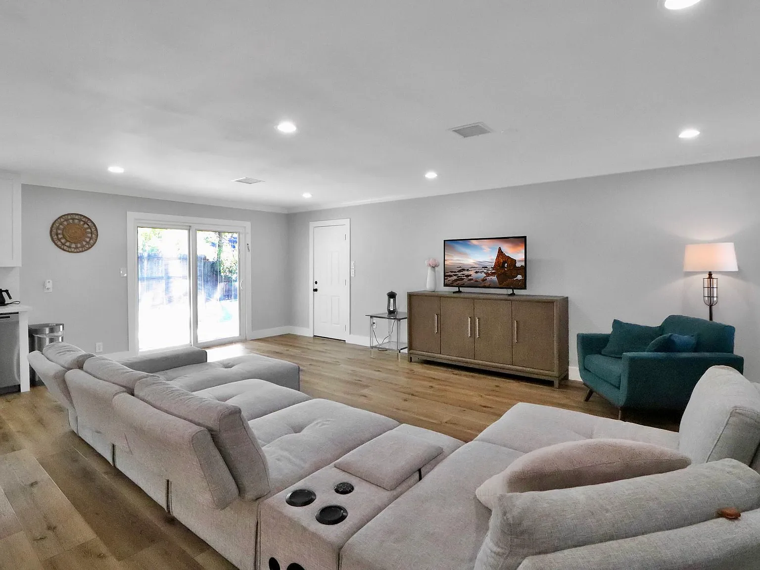 3 bed, 2.0 bath, 1679 sqft, $2,650 — Photo 2
