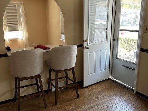 4th image of 204 W Linden Ave