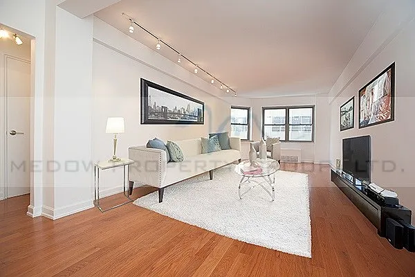 Rented by Medow Property | media 7