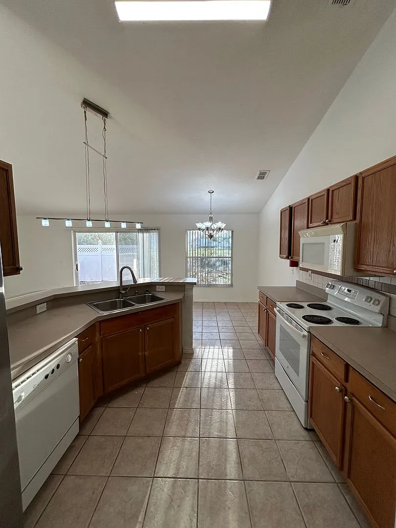 3-Bedroom Home in Windscape Clermont | Open Floor Plan | 2-Car Garage — Photo 3