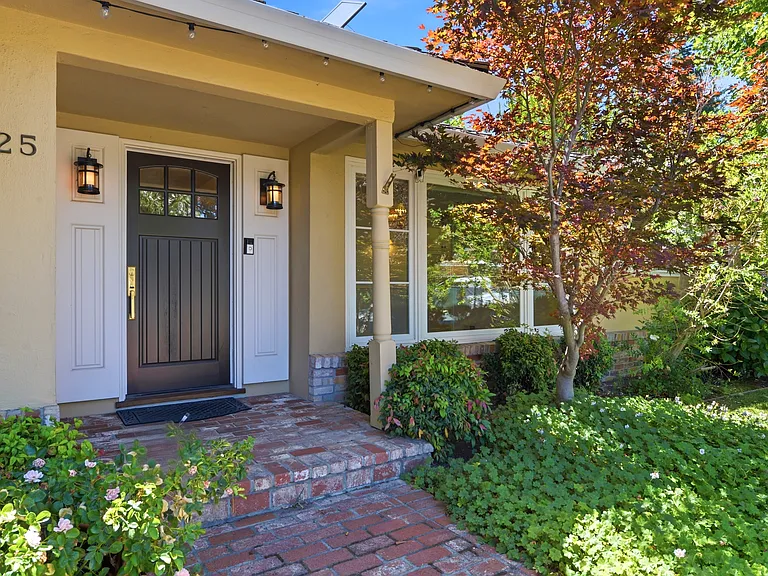 1825 White Oak Dr — Photo 2