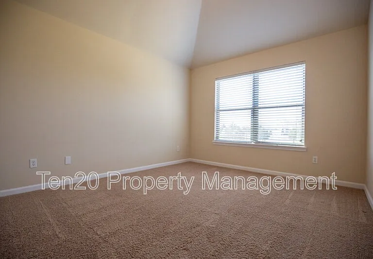 24 Sword St — Photo 6
