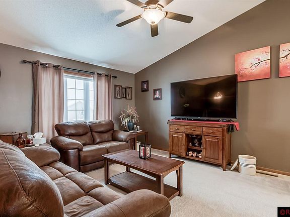 3rd image of 104 Bay Hill Ct