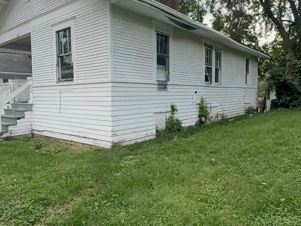 957 W View St