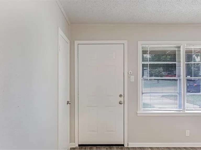 4713 Laverda Dr — Photo 12
