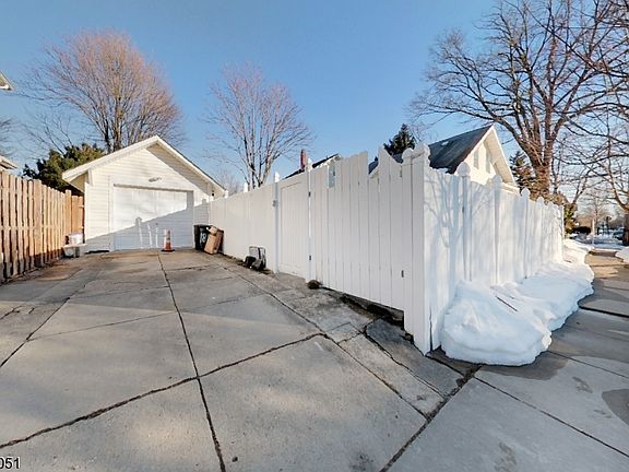 4th image of 188 Little St