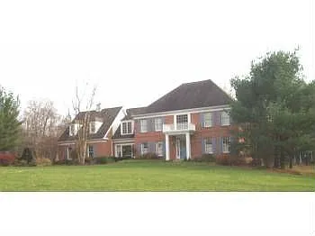 3912 Bridgewood Cir photo 1