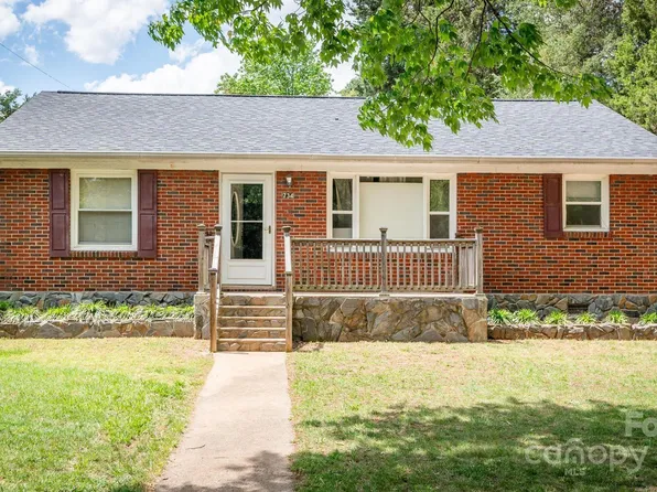 734 Club Dr, Statesville, NC 28677
