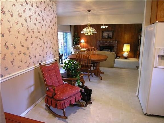4th image of 2428 Schubert Ave