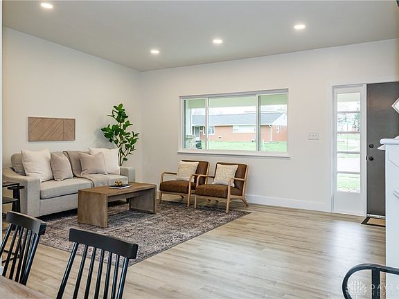 4th image of 1100 Langdale Ave