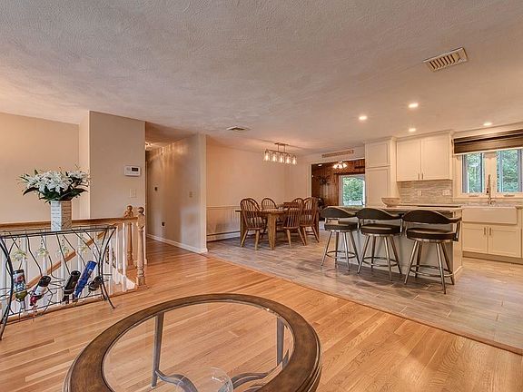 5th image of 96 Wisteria Dr