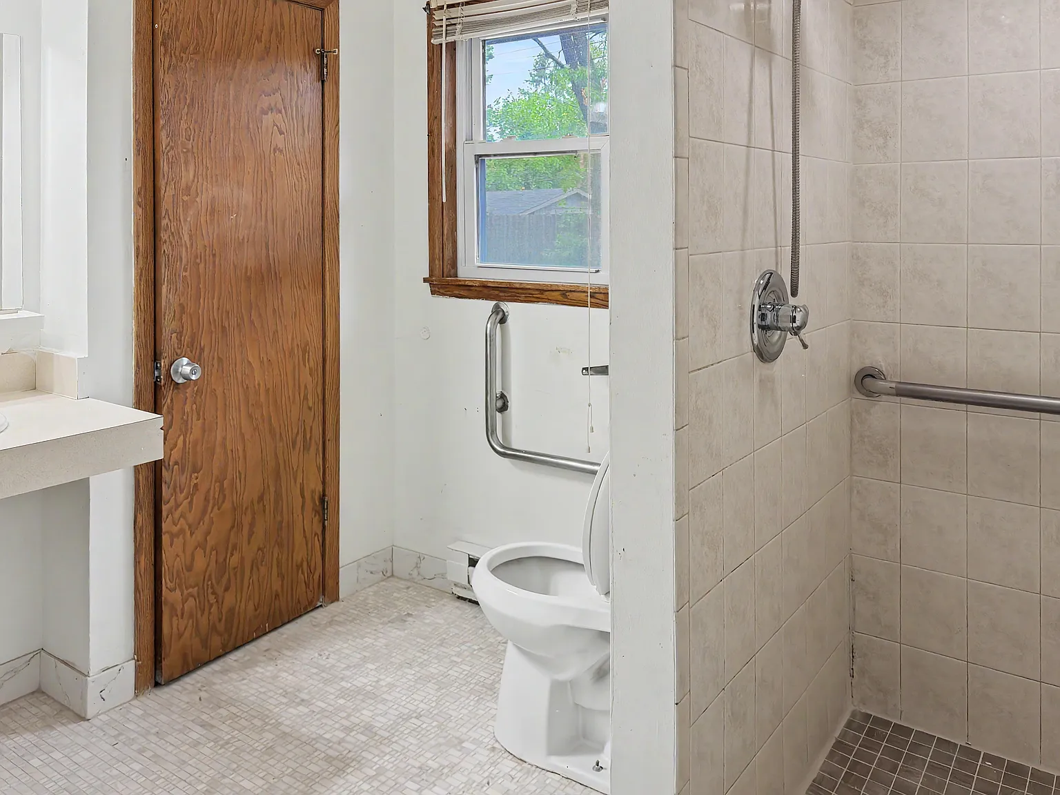 Great 4BR house with mature trees! — Photo 4