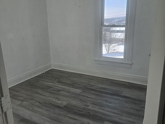 5th image of 18 Beall St