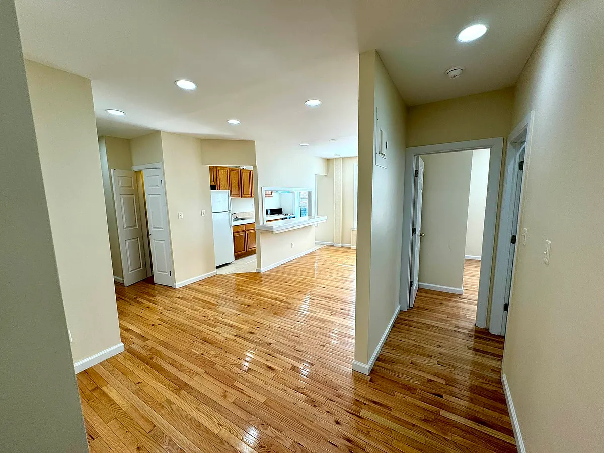 Building Photo - 150 W 179th St #2B