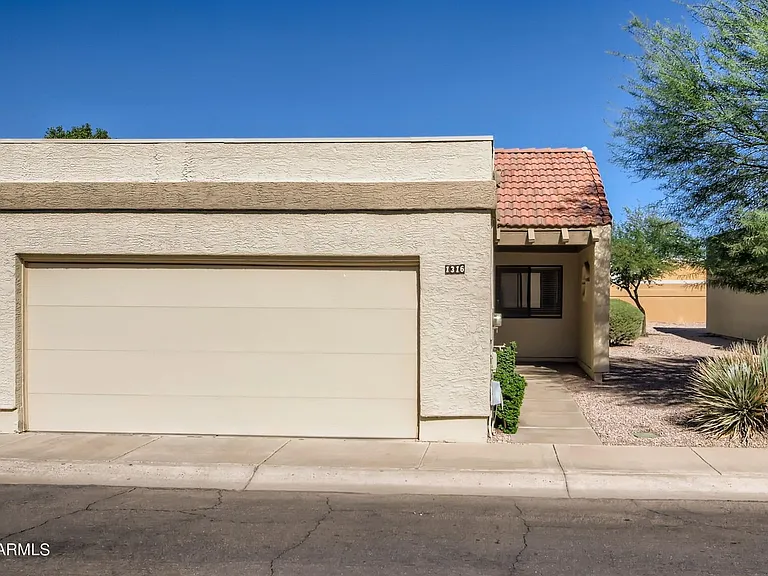 1316 E Susan Ln — Photo 3