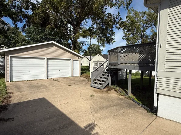 2137 S 10th St, Burlington, IA 52601