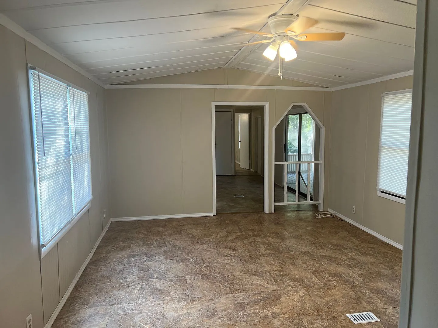 Cozy 2 bedroom, 2 bath — Photo 2