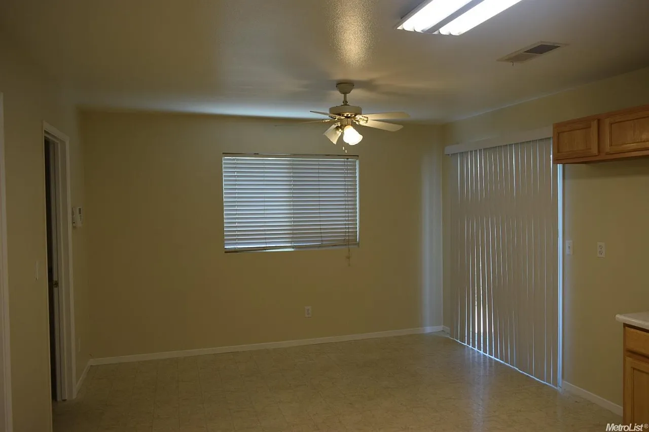 4 bed, 2.5 bath, 2067 sqft, $2,300 — Photo 4