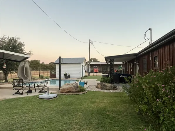 978 Longbranch Rd, Nocona, TX 76255
