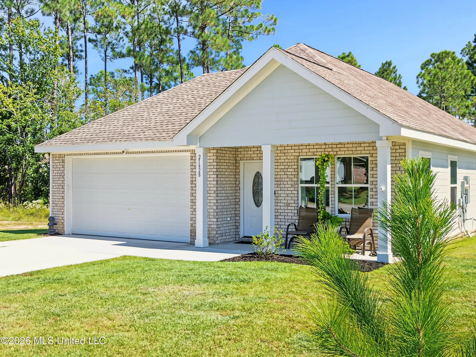 3 bed, 2.0 bath, 1437 sqft, $1,900 — Photo 2