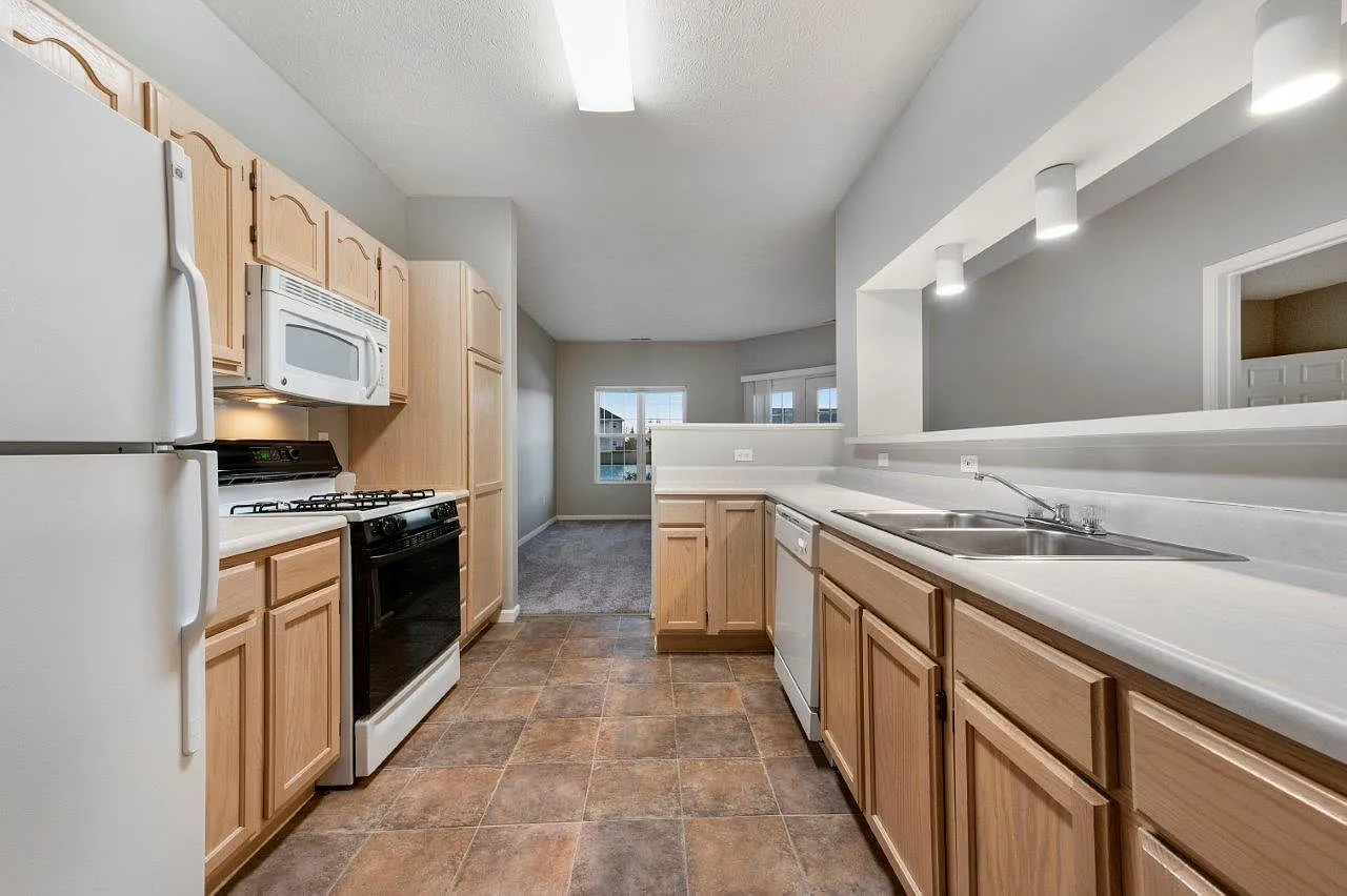 Lake Pointe Apartment Homes — Photo 3