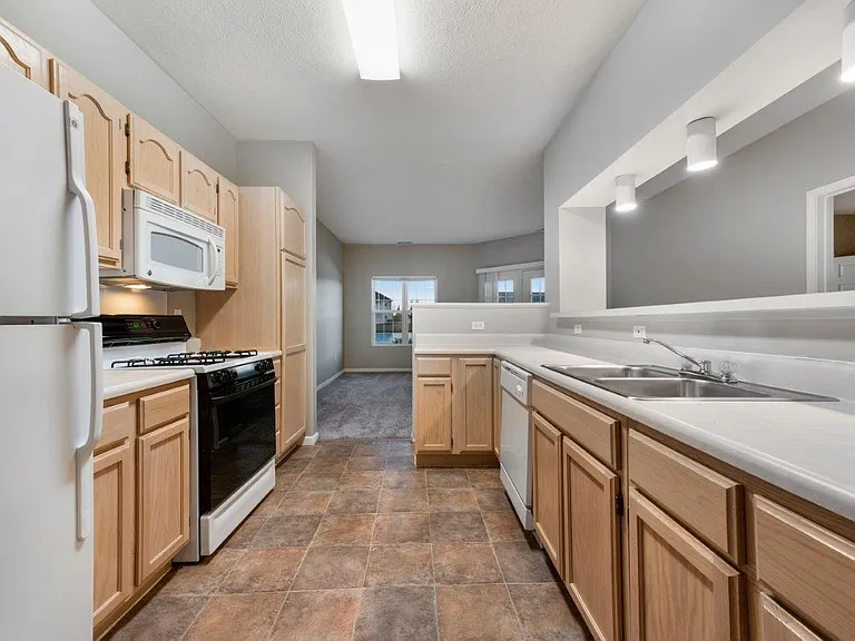 Lake Pointe Apartment Homes — Photo 3
