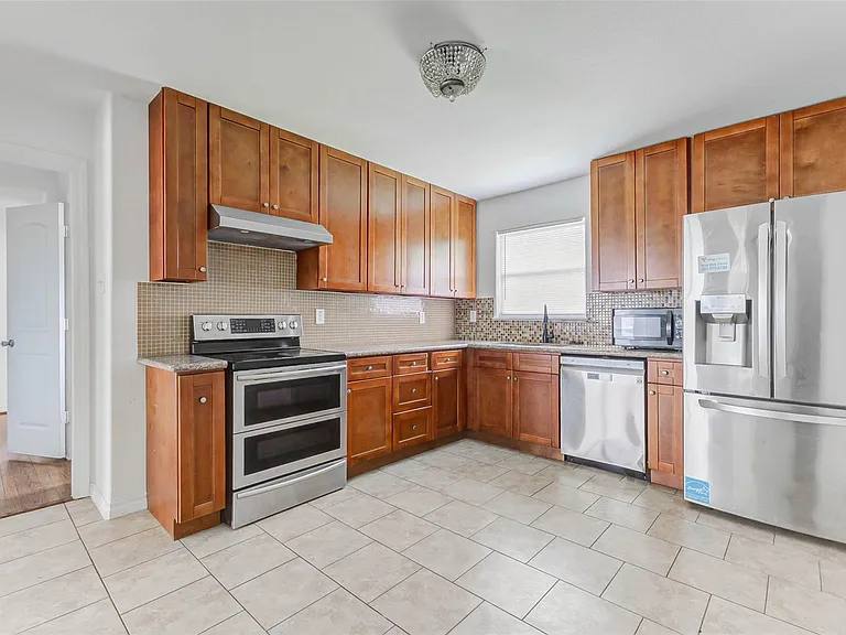 230 Bizerte St — Photo 11