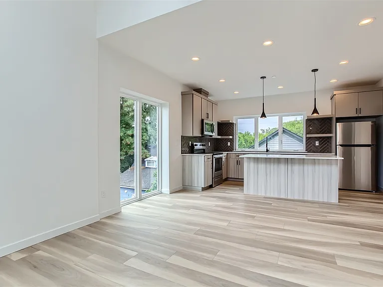 2135 SE 12th Ave — Photo 4