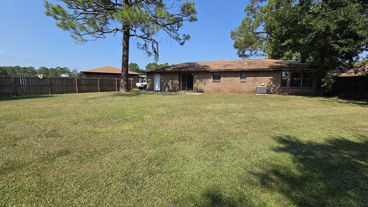 Building Photo - 808 Amberwood Dr