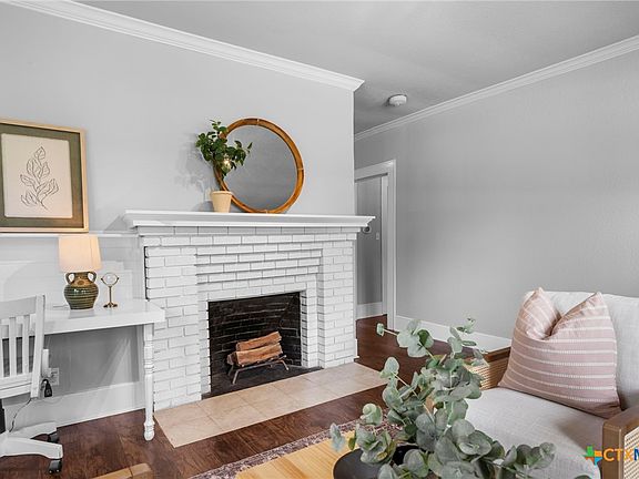 5th image of 114 E 10th Ave