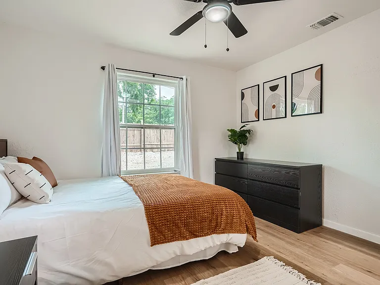 306 E Powell Ln — Photo 11