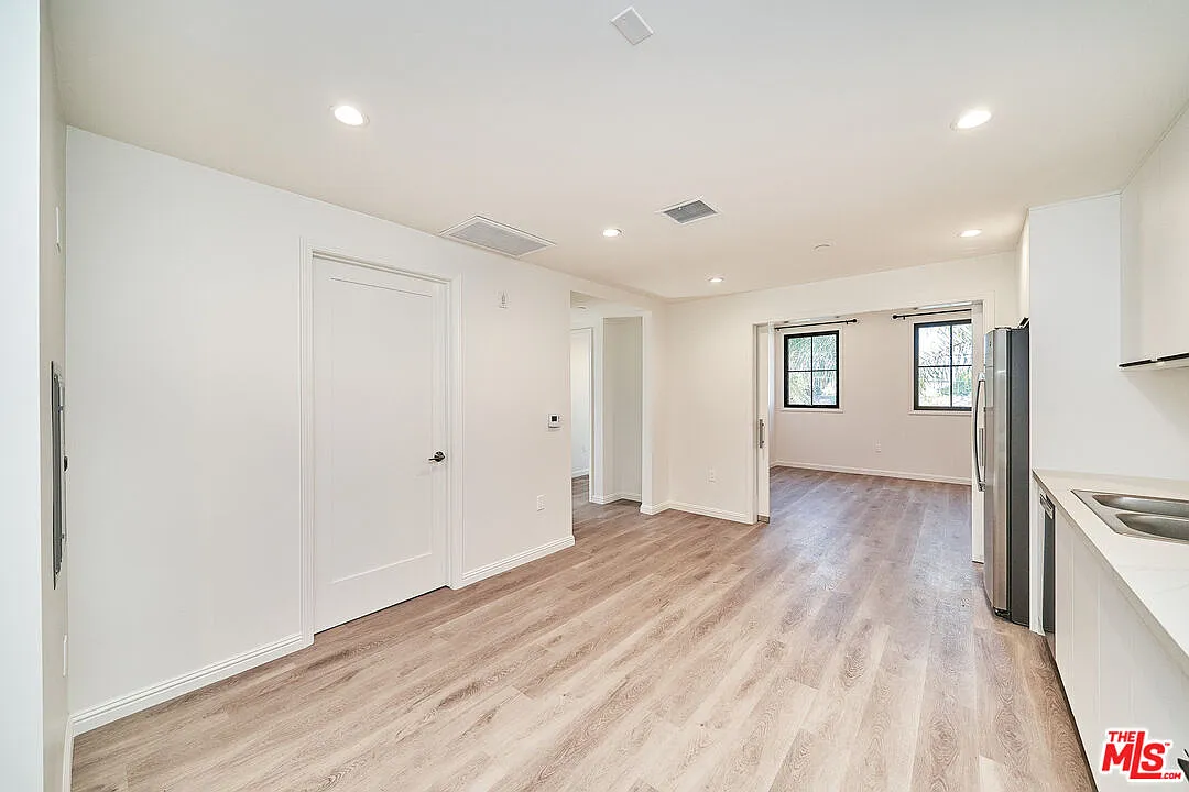 3 bed, 2.0 bath, 936 sqft, $2,700 — Photo 2