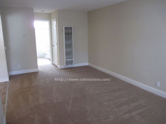 3rd image of 548 S Fair Oaks Ave APT 2