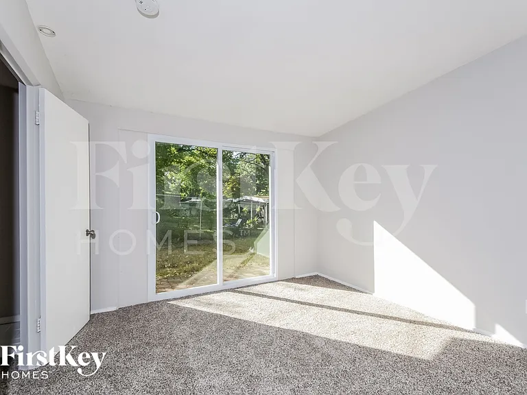315 Holiday Hl — Photo 12
