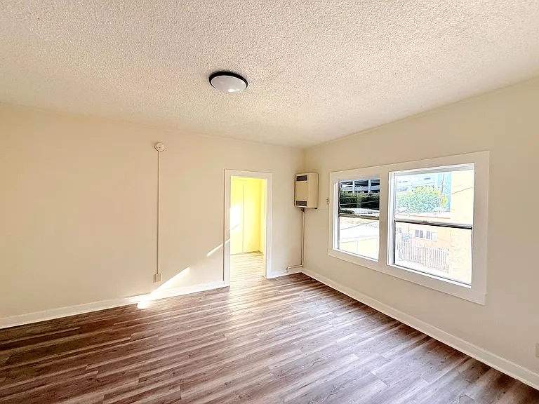 1614 N. Kenmore Avenue — Photo 18