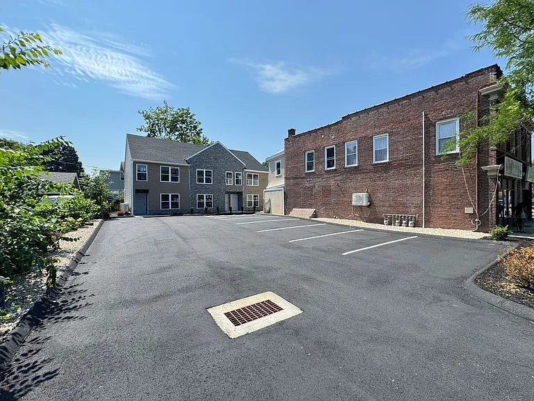 358 Campbell Ave — Photo 8