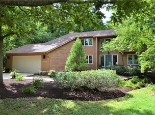 12200 Lyndway Dr, Valley View, OH 44125