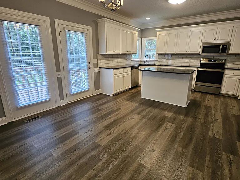 214 N Marion Dr — Photo 8
