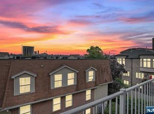 300 Crown Ct, Edgewater, NJ 07020