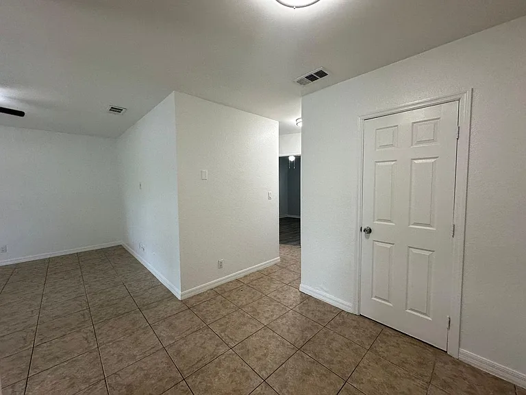 2640 NE 8th Ave — Photo 12