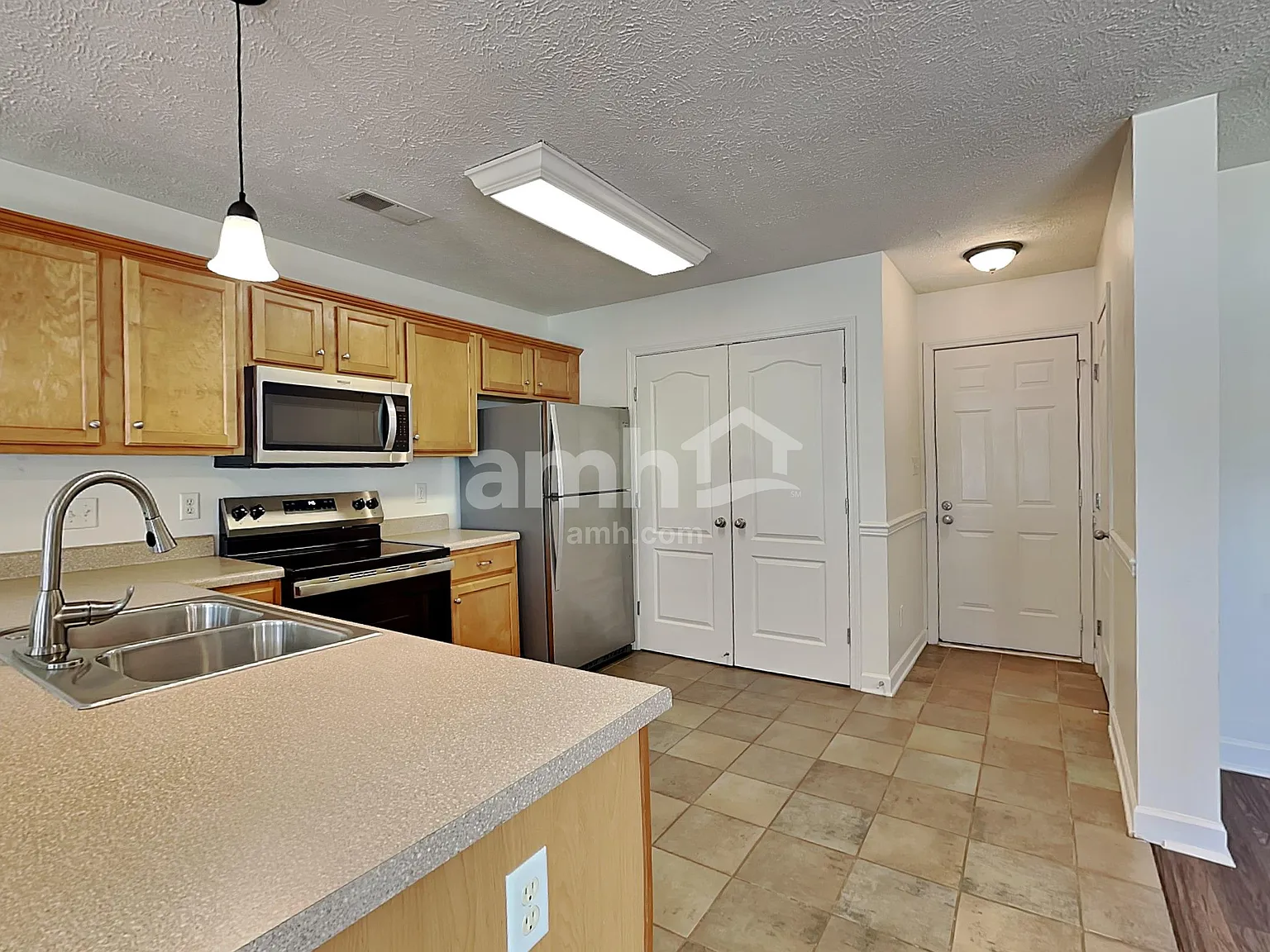 3 bed, 2.5 bath, 1459 sqft, $2,075 — Photo 3