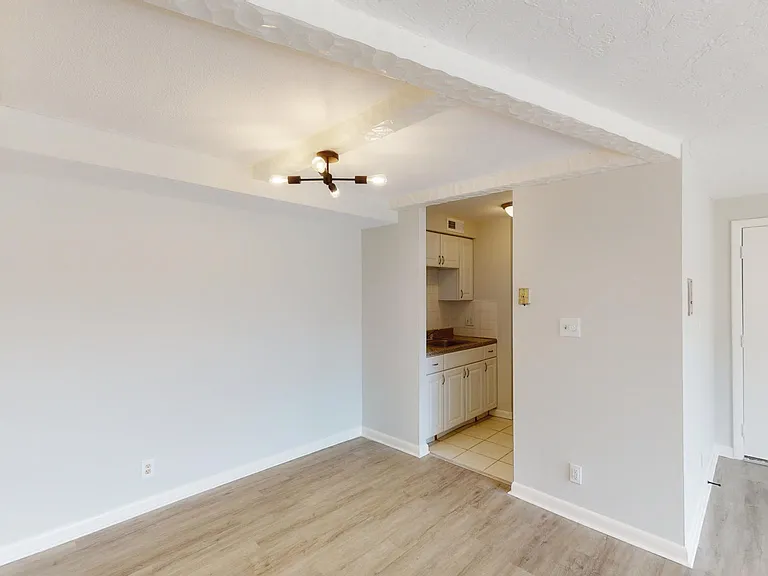 502 Oak St #7 — Photo 7