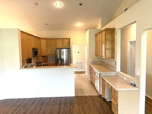 5 bed, 2.5 bath, 2812 sqft, $4,995 — Photo 2