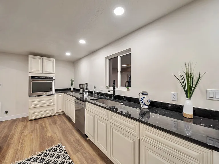 552 Chelsea Dr — Photo 23